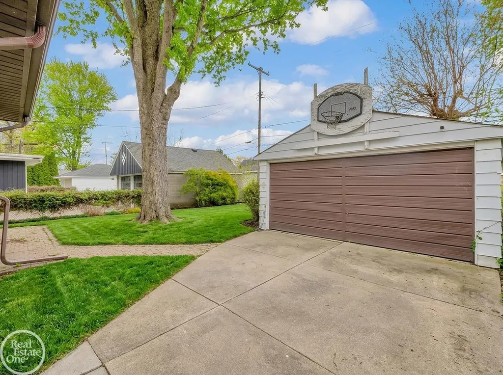 2313 Stanhope Street Grosse Pointe Woods City MI 48236