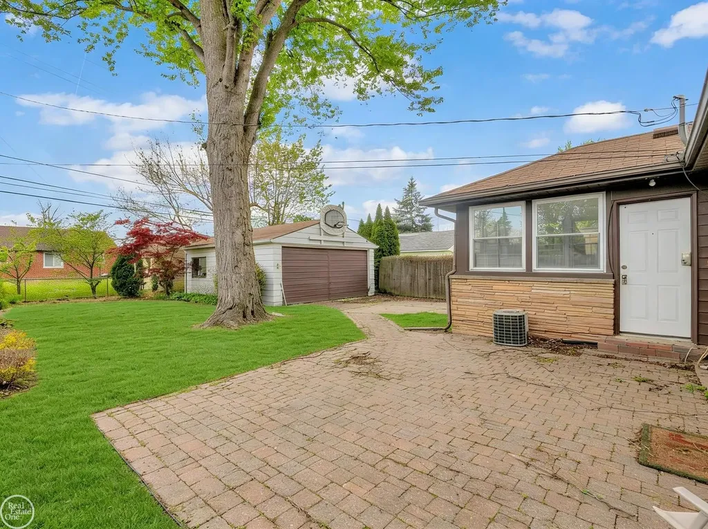 2313 Stanhope Street Grosse Pointe Woods City MI 48236