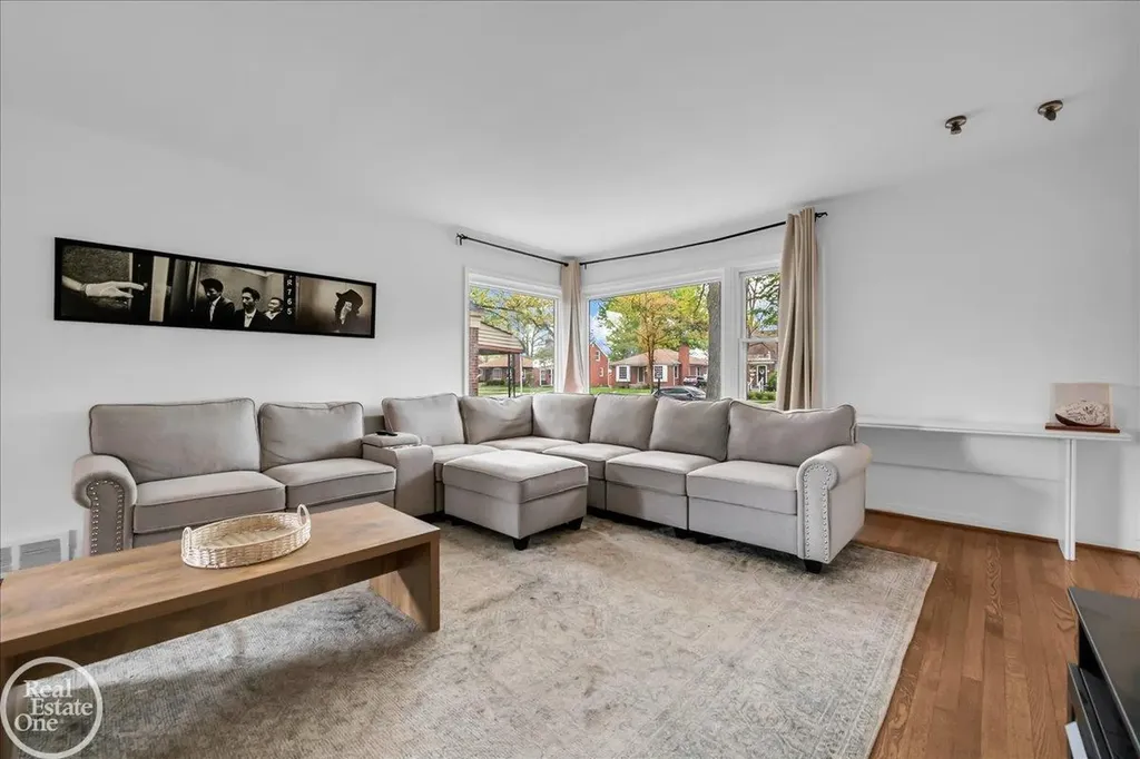 2313 Stanhope Street Grosse Pointe Woods City MI 48236
