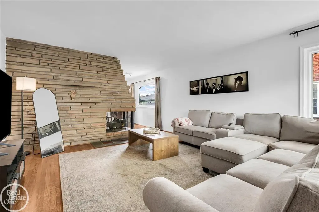 2313 Stanhope Street Grosse Pointe Woods City MI 48236