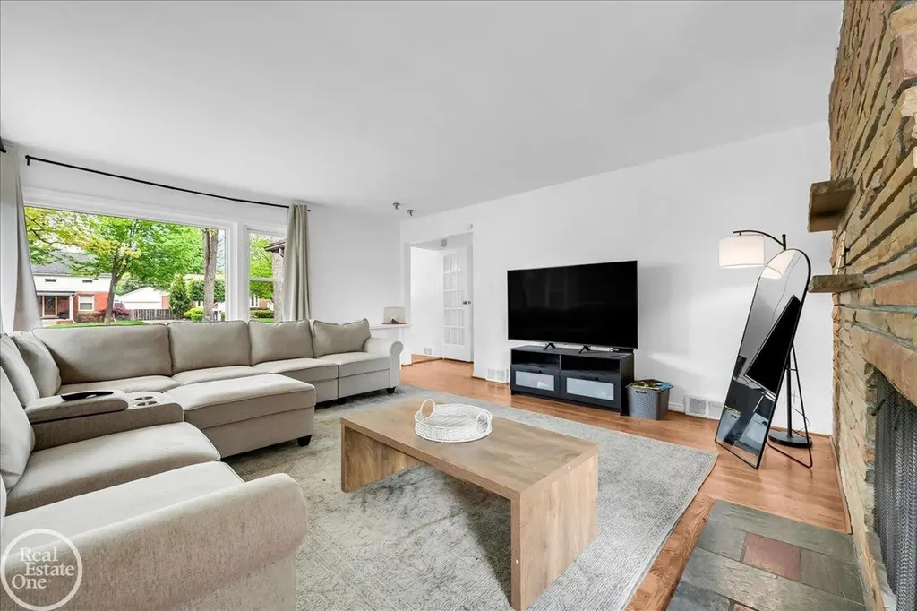 2313 Stanhope Street Grosse Pointe Woods City MI 48236