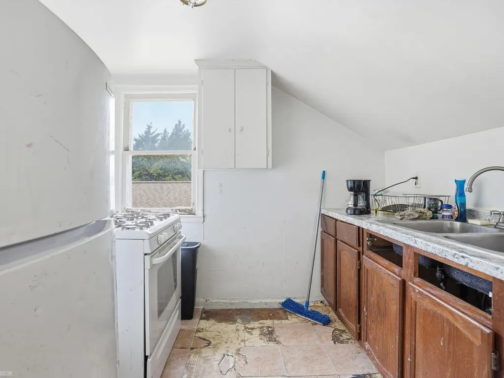 22454 Pleasant Avenue Eastpointe City MI 48021