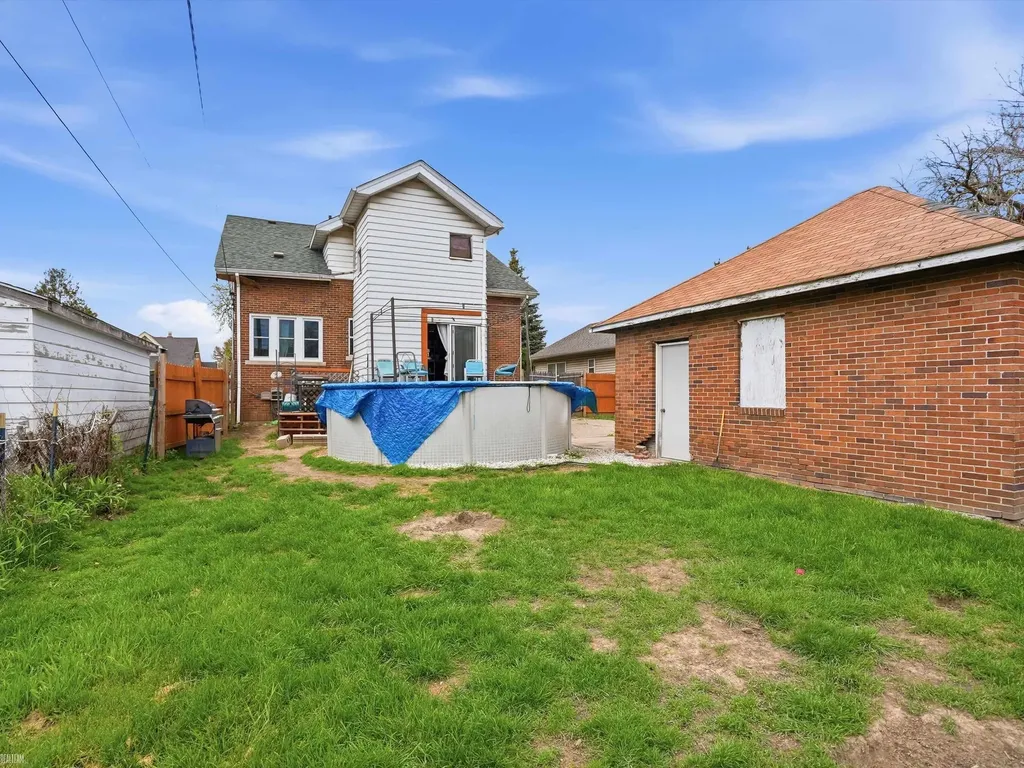 22454 Pleasant Avenue Eastpointe City MI 48021
