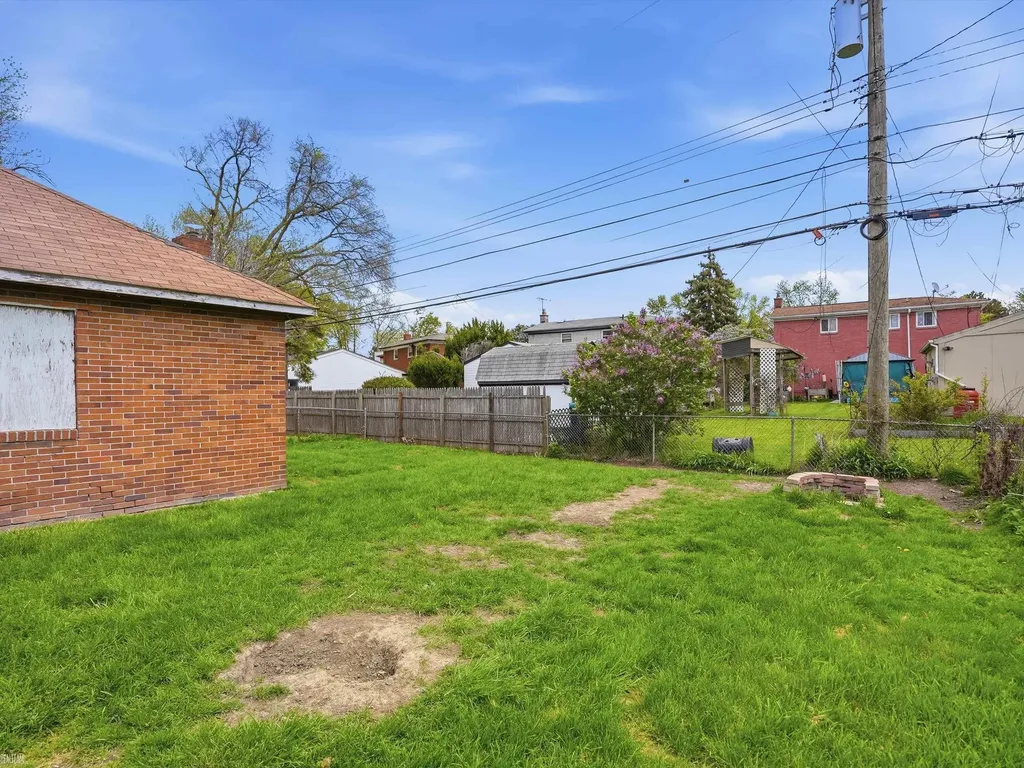 22454 Pleasant Avenue Eastpointe City MI 48021