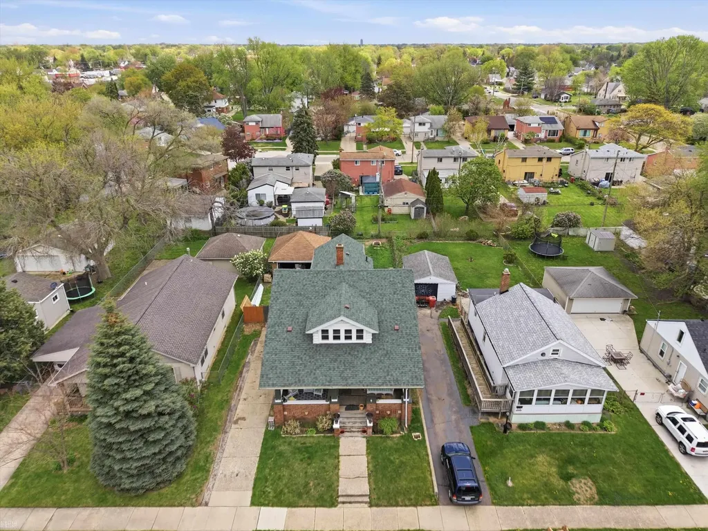 22454 Pleasant Avenue Eastpointe City MI 48021