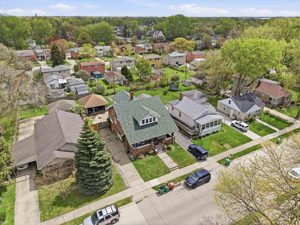 22454 Pleasant Avenue Eastpointe City MI 48021