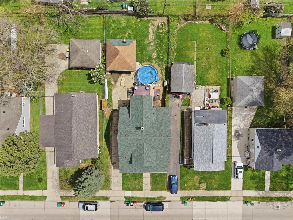 22454 Pleasant Avenue Eastpointe City MI 48021
