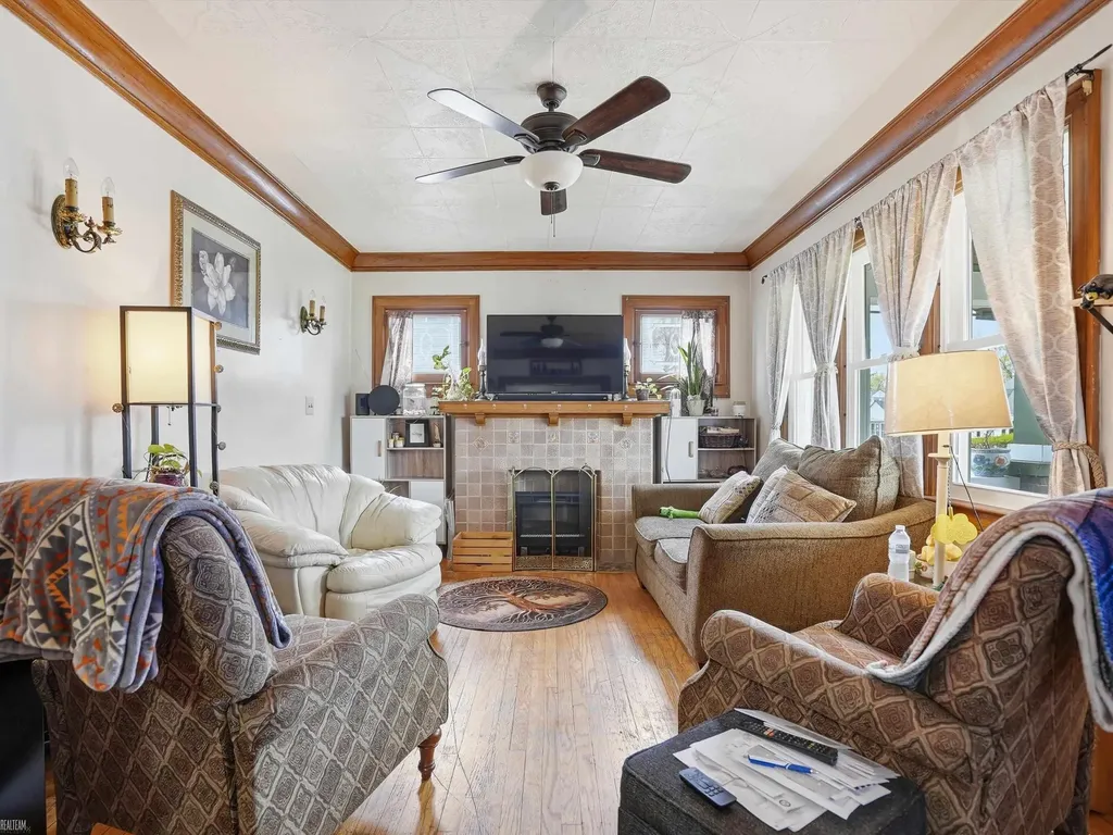 22454 Pleasant Avenue Eastpointe City MI 48021