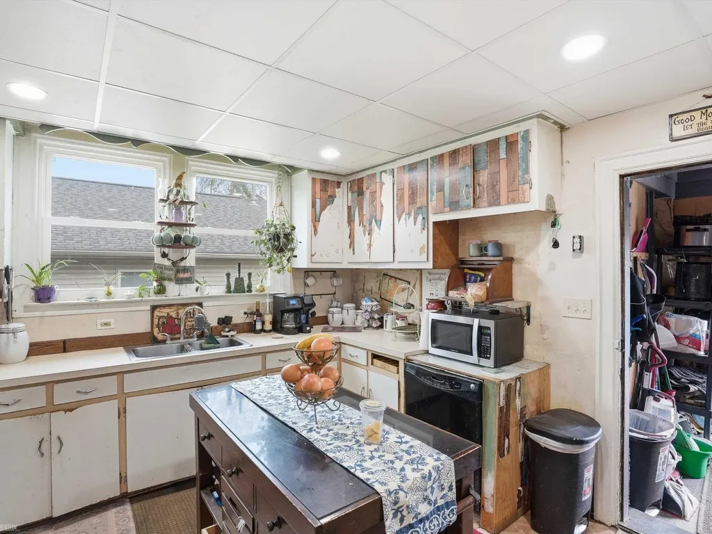 22454 Pleasant Avenue Eastpointe City MI 48021