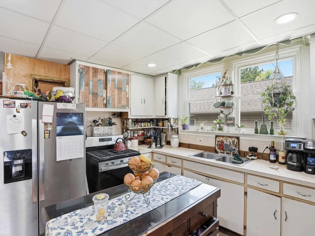 22454 Pleasant Avenue Eastpointe City MI 48021