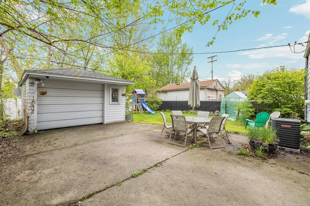 2980 Greenfield Road Berkley City MI 48072