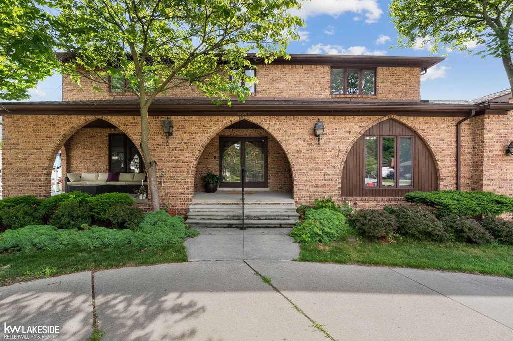 37900 Saddle Lane Clinton Charter Township MI 48036