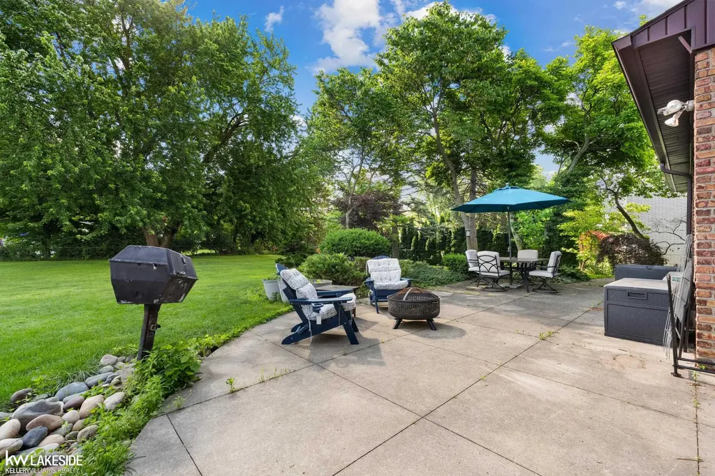 37900 Saddle Lane Clinton Charter Township MI 48036