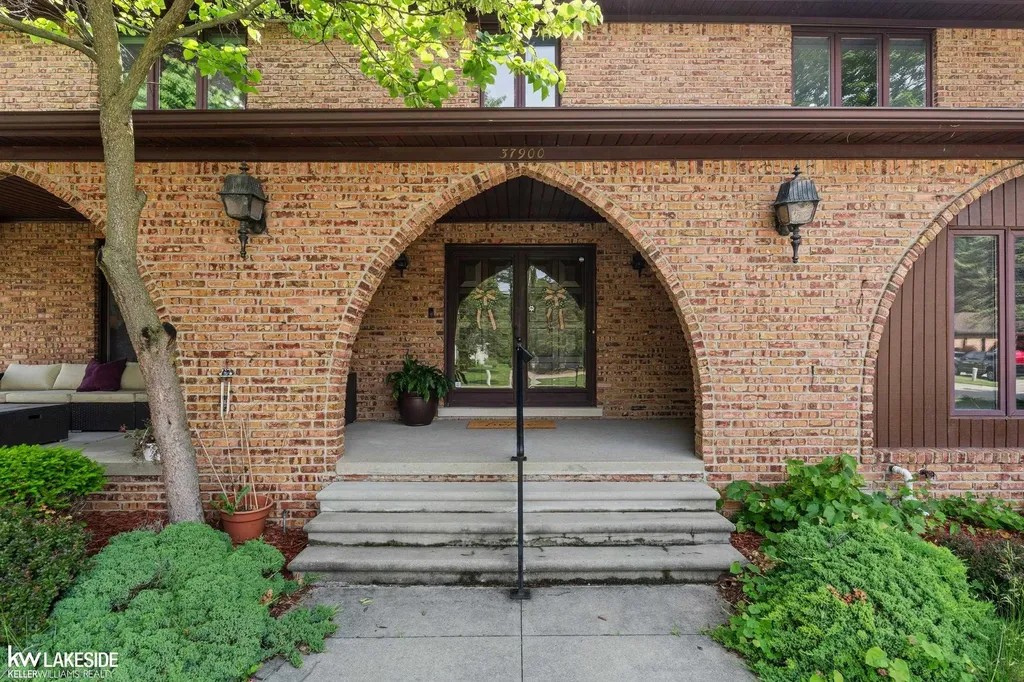 37900 Saddle Lane Clinton Charter Township MI 48036