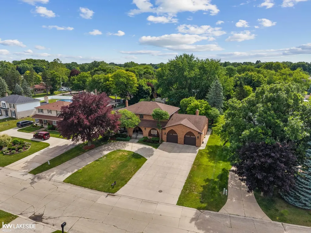 37900 Saddle Lane Clinton Charter Township MI 48036