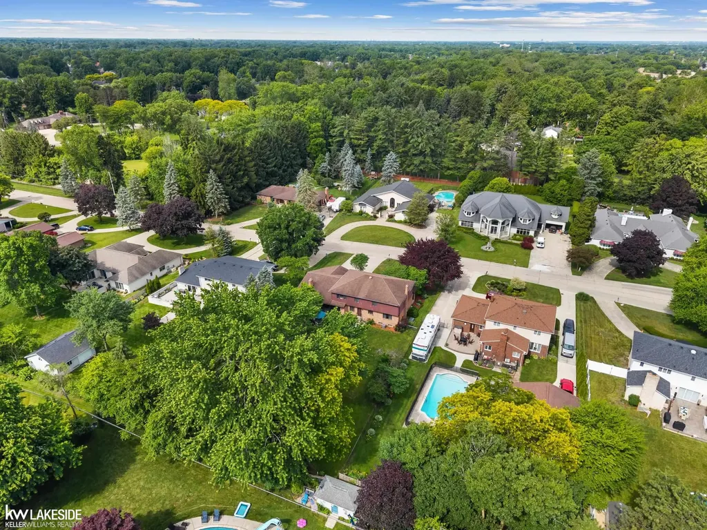 37900 Saddle Lane Clinton Charter Township MI 48036