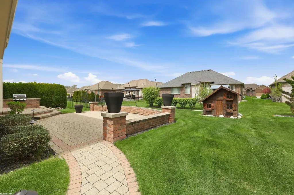 16465 Bishopsgate Drive Macomb Township MI 48044