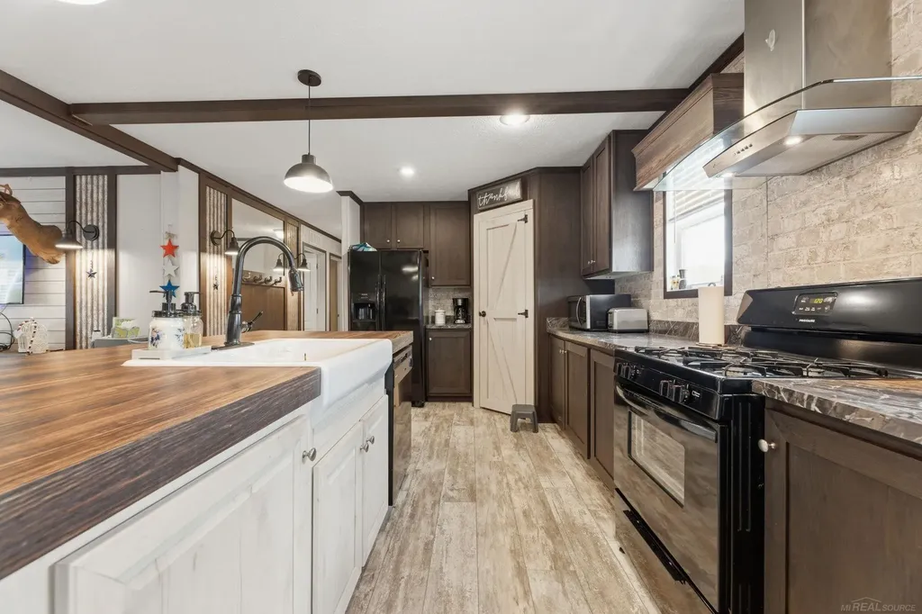 1401 Juniper Court Columbus Township MI 48063
