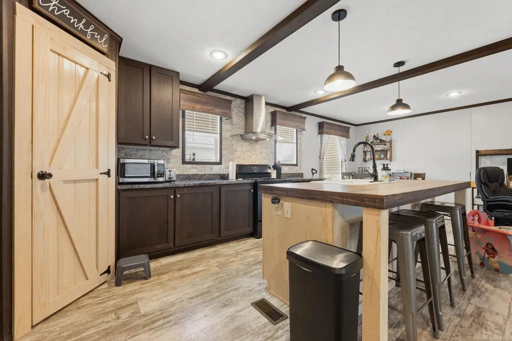 1401 Juniper Court Columbus Township MI 48063