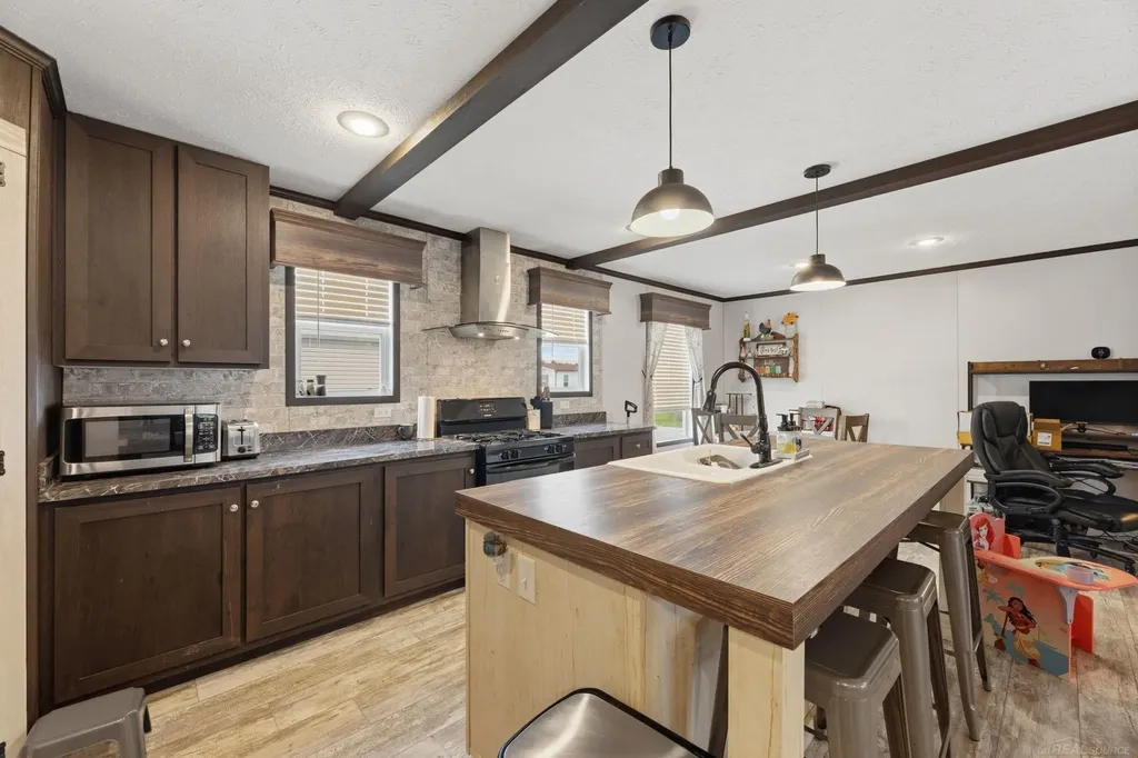 1401 Juniper Court Columbus Township MI 48063