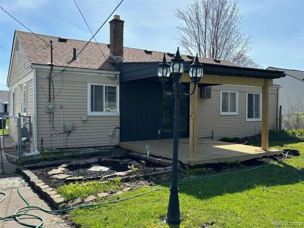 26285 Normandy Street Roseville City MI 48066