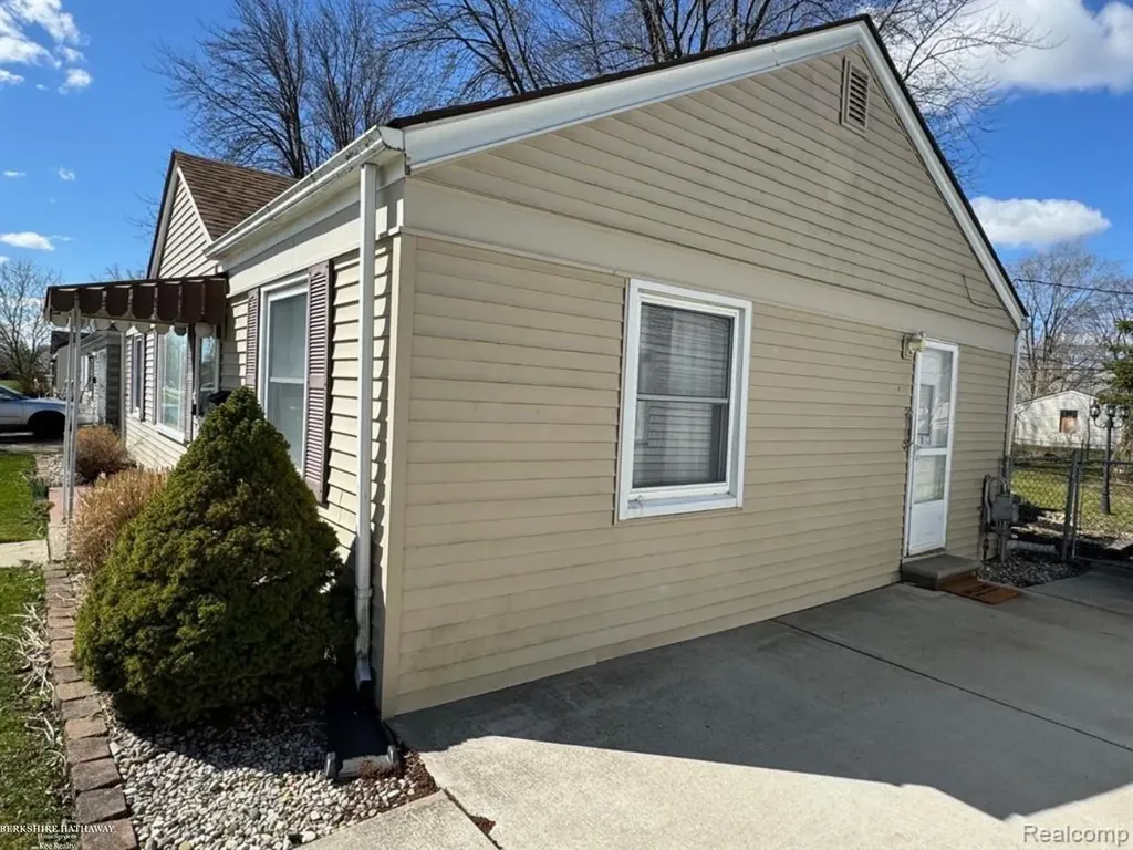 26285 Normandy Street Roseville City MI 48066