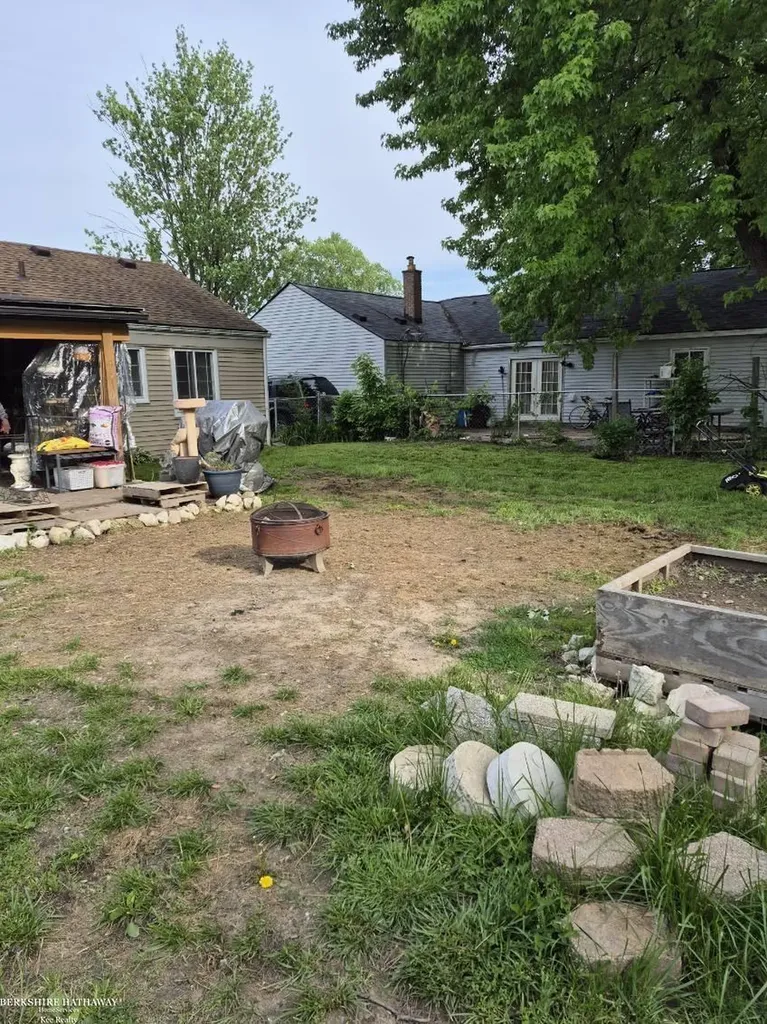 26285 Normandy Street Roseville City MI 48066