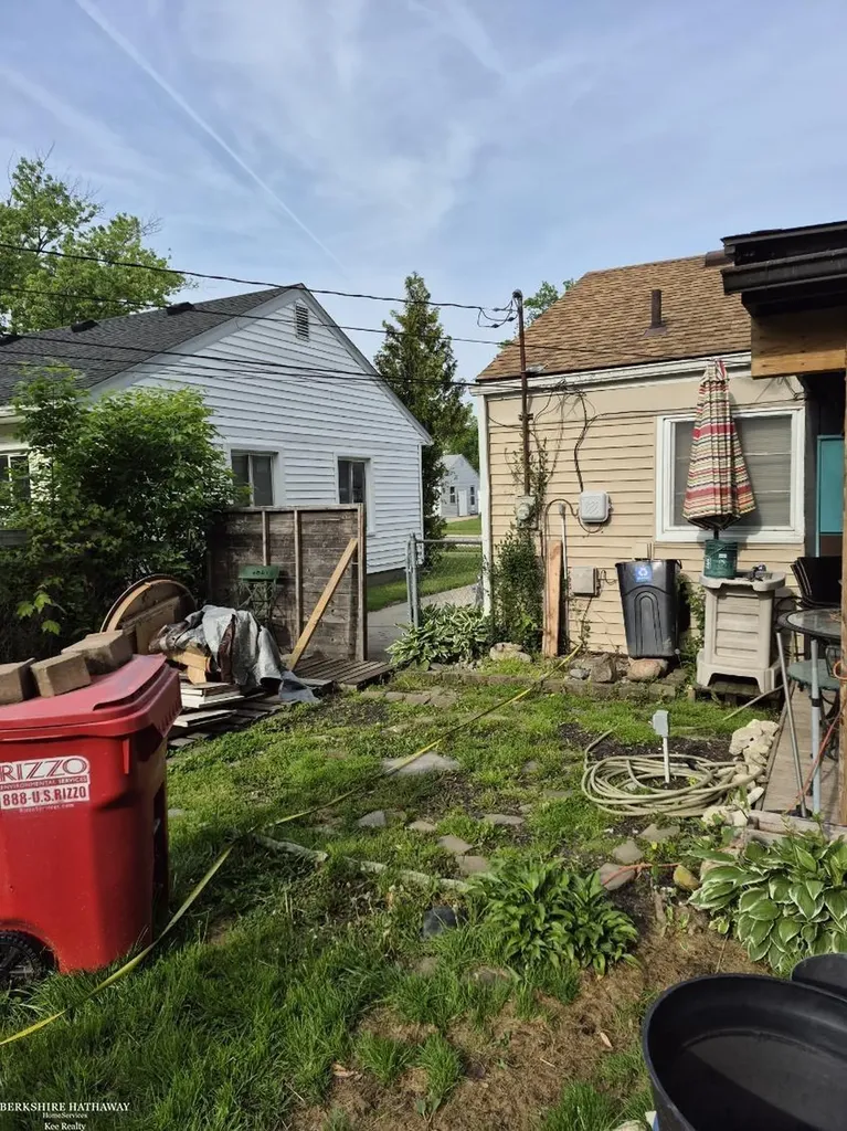 26285 Normandy Street Roseville City MI 48066
