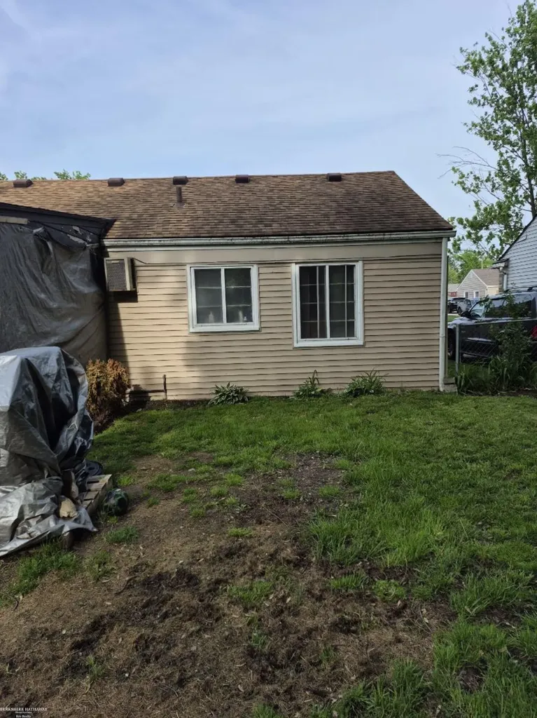 26285 Normandy Street Roseville City MI 48066