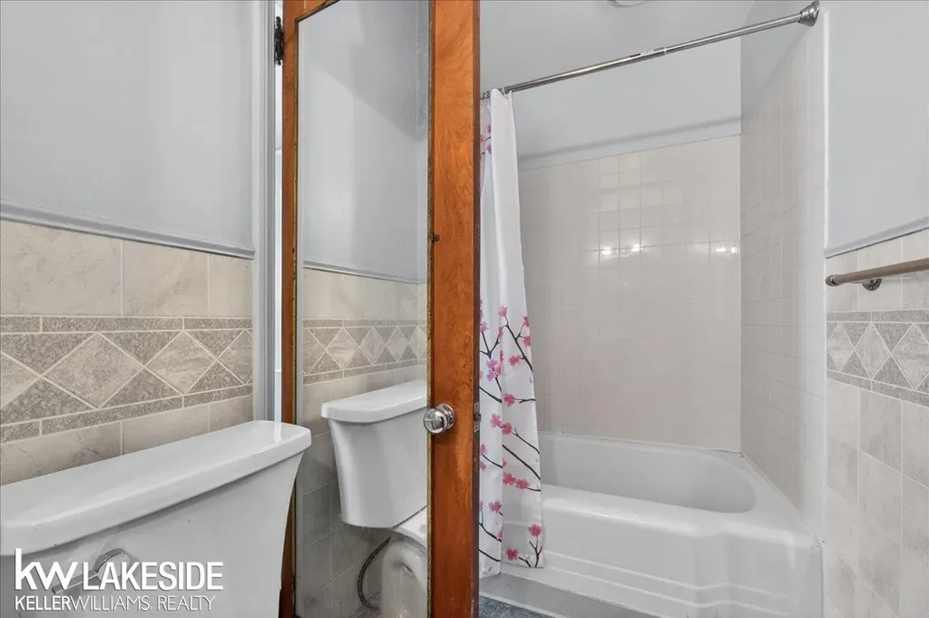 27377 Pinehurst Drive Roseville City MI 48066