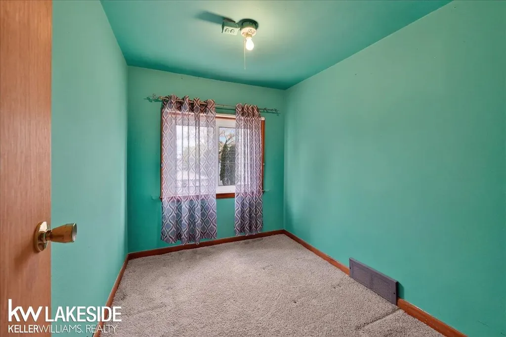 27377 Pinehurst Drive Roseville City MI 48066