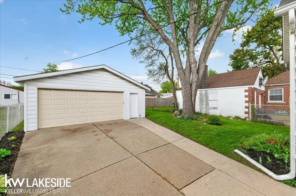 27377 Pinehurst Drive Roseville City MI 48066
