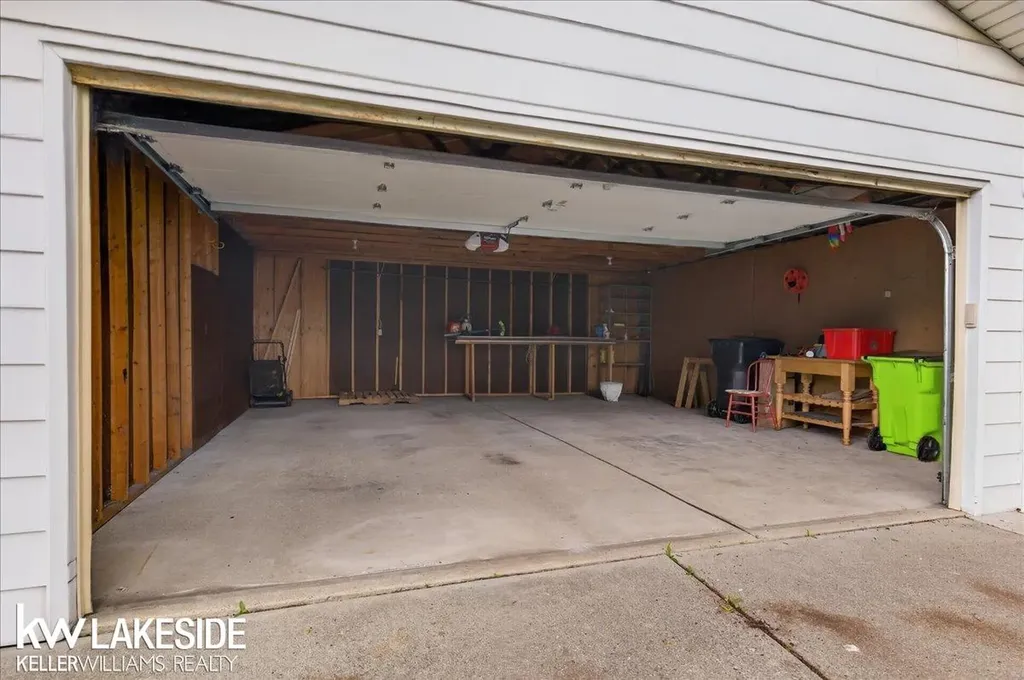 27377 Pinehurst Drive Roseville City MI 48066