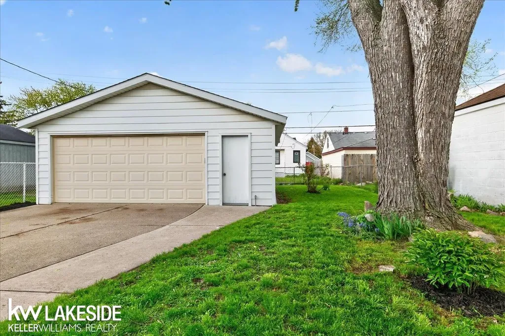 27377 Pinehurst Drive Roseville City MI 48066