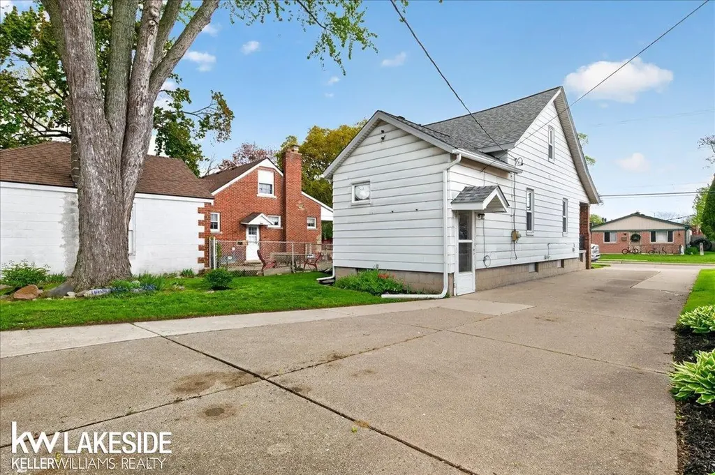 27377 Pinehurst Drive Roseville City MI 48066