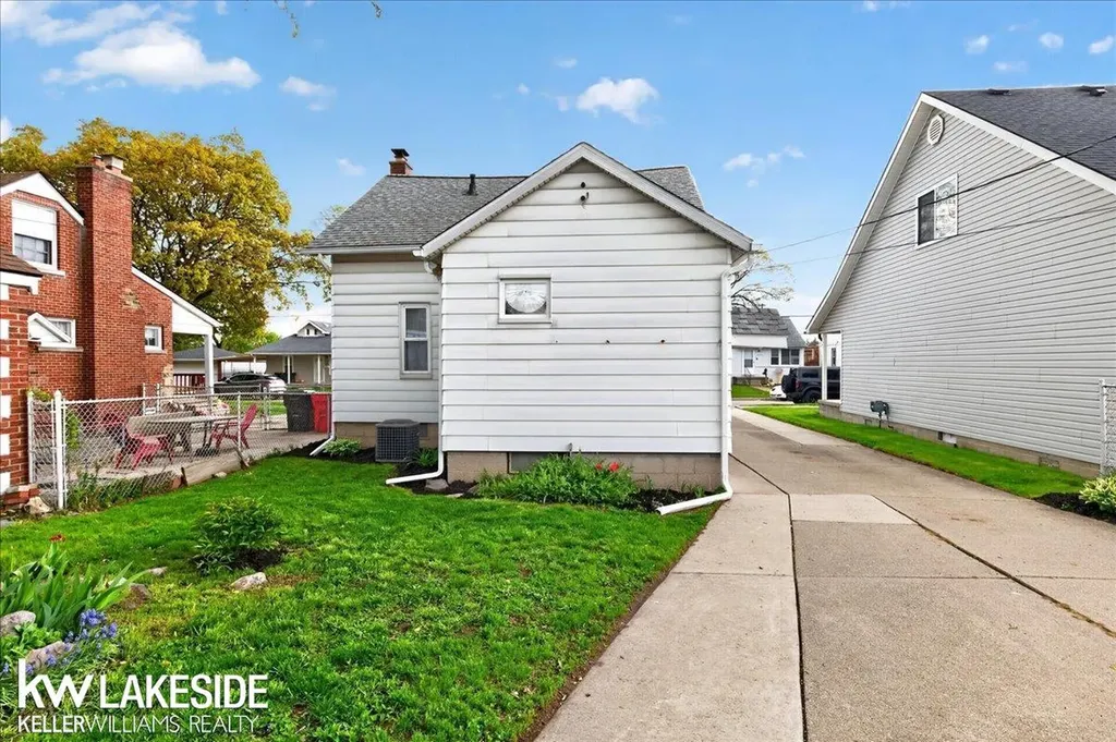 27377 Pinehurst Drive Roseville City MI 48066