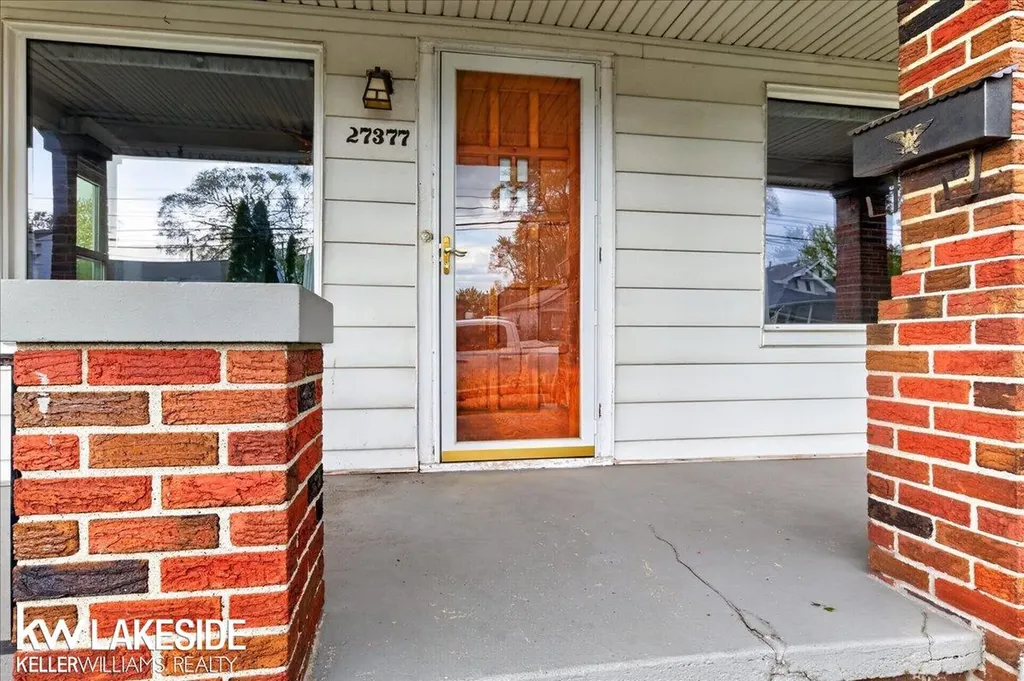 27377 Pinehurst Drive Roseville City MI 48066
