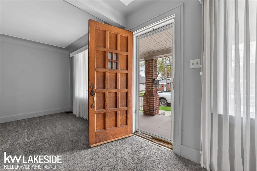 27377 Pinehurst Drive Roseville City MI 48066