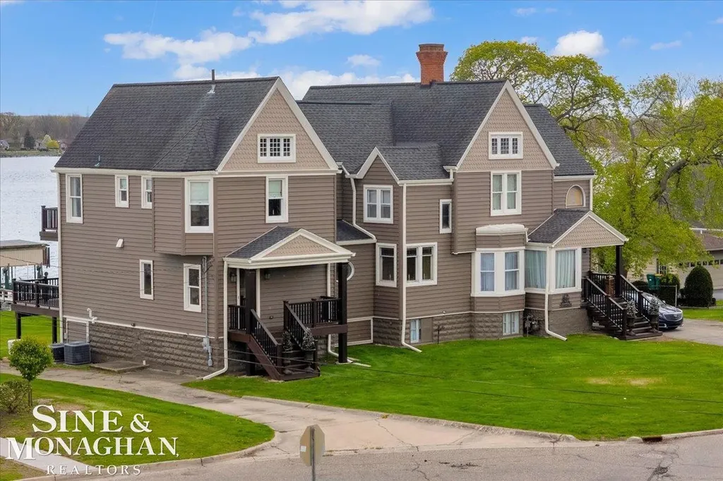 1337 Oakland Avenue St. Clair City MI 48079