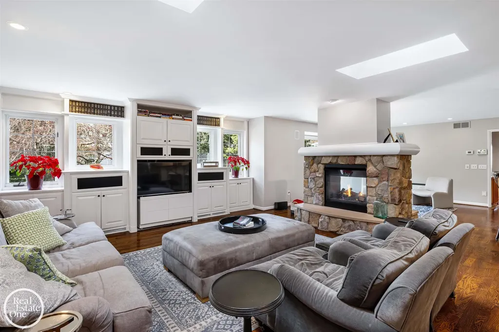 535 Ballantyne Road Village Of Grosse Pointe Shores City MI 48236