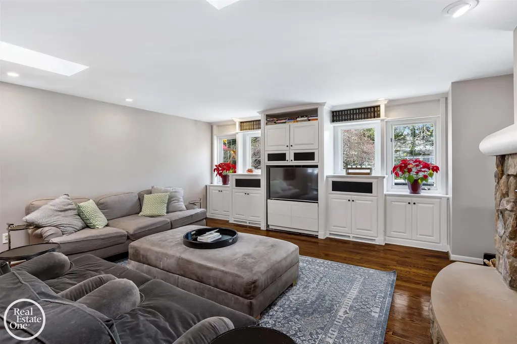535 Ballantyne Road Village Of Grosse Pointe Shores City MI 48236