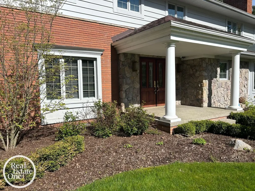 535 Ballantyne Road Village Of Grosse Pointe Shores City MI 48236
