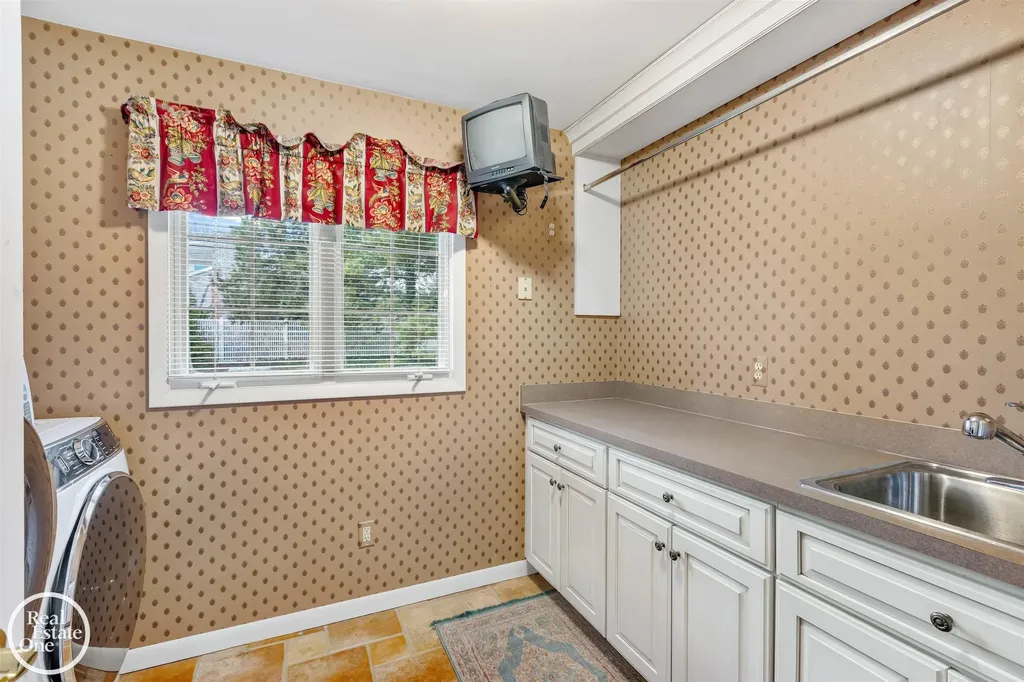 535 Ballantyne Road Village Of Grosse Pointe Shores City MI 48236