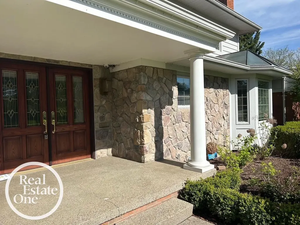 535 Ballantyne Road Village Of Grosse Pointe Shores City MI 48236
