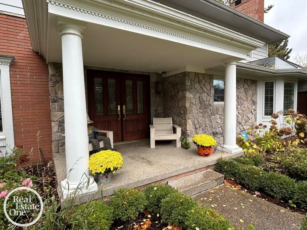 535 Ballantyne Road Village Of Grosse Pointe Shores City MI 48236