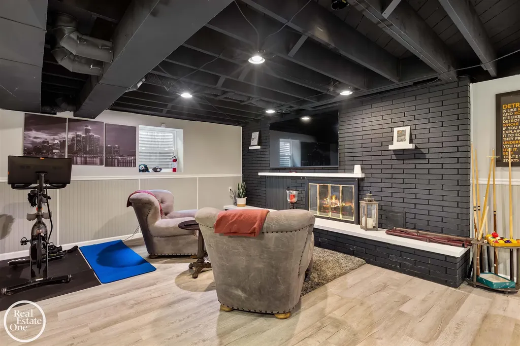 535 Ballantyne Road Village Of Grosse Pointe Shores City MI 48236
