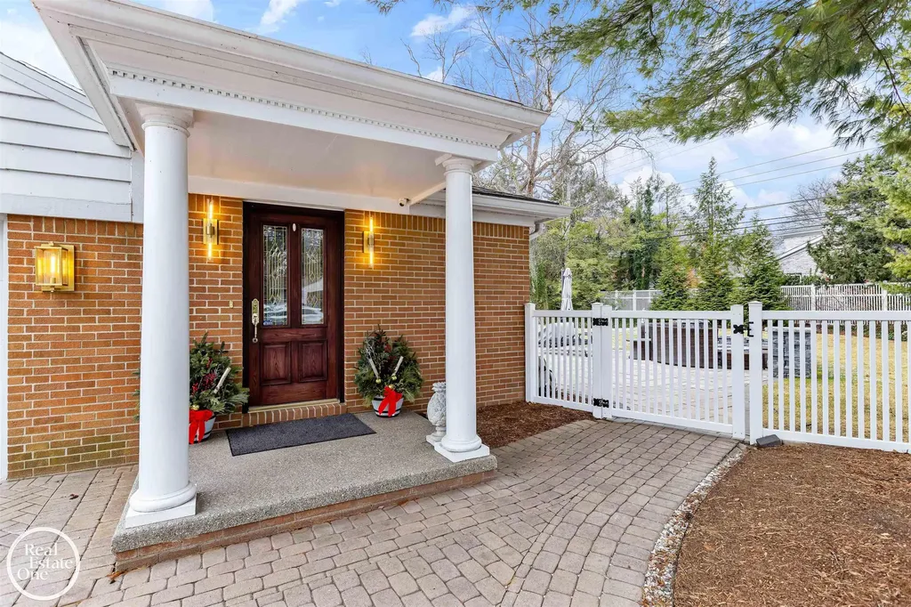 535 Ballantyne Road Village Of Grosse Pointe Shores City MI 48236