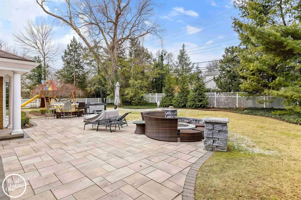 535 Ballantyne Road Village Of Grosse Pointe Shores City MI 48236