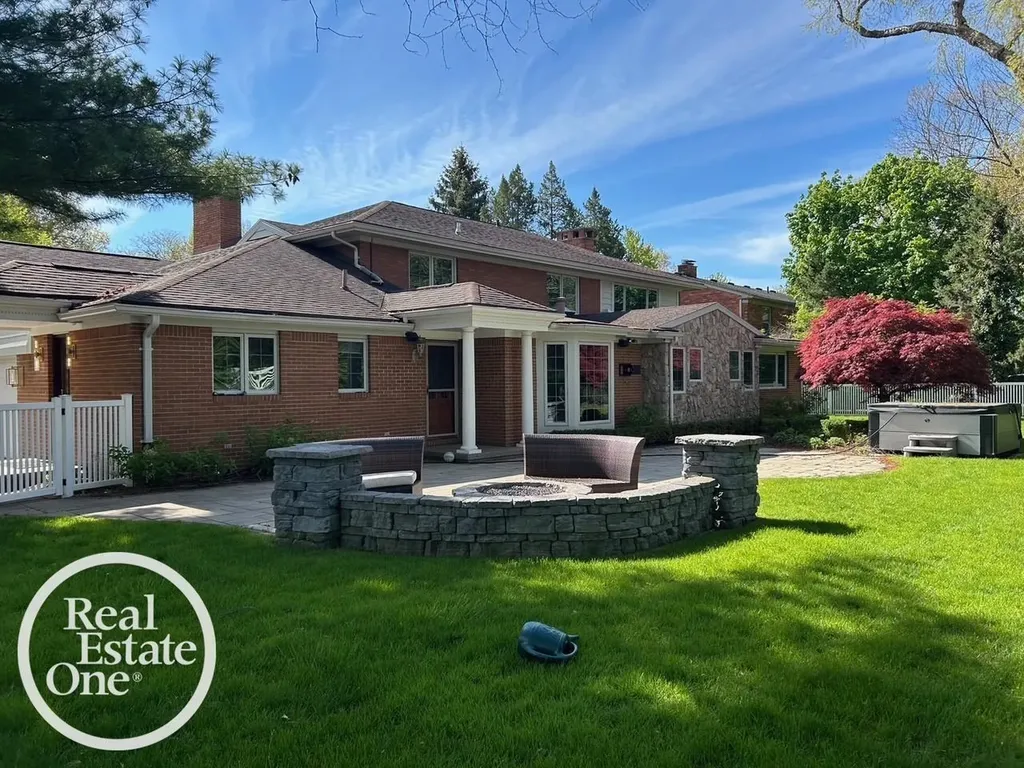 535 Ballantyne Road Village Of Grosse Pointe Shores City MI 48236