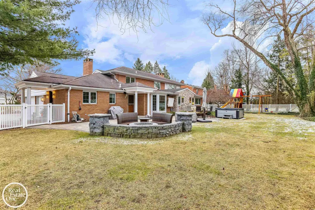 535 Ballantyne Road Village Of Grosse Pointe Shores City MI 48236